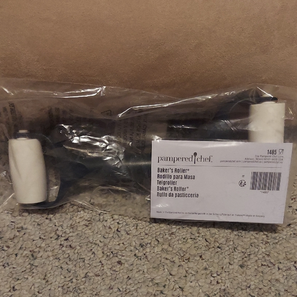 Pampered Chef Baker's Roller - Black and White